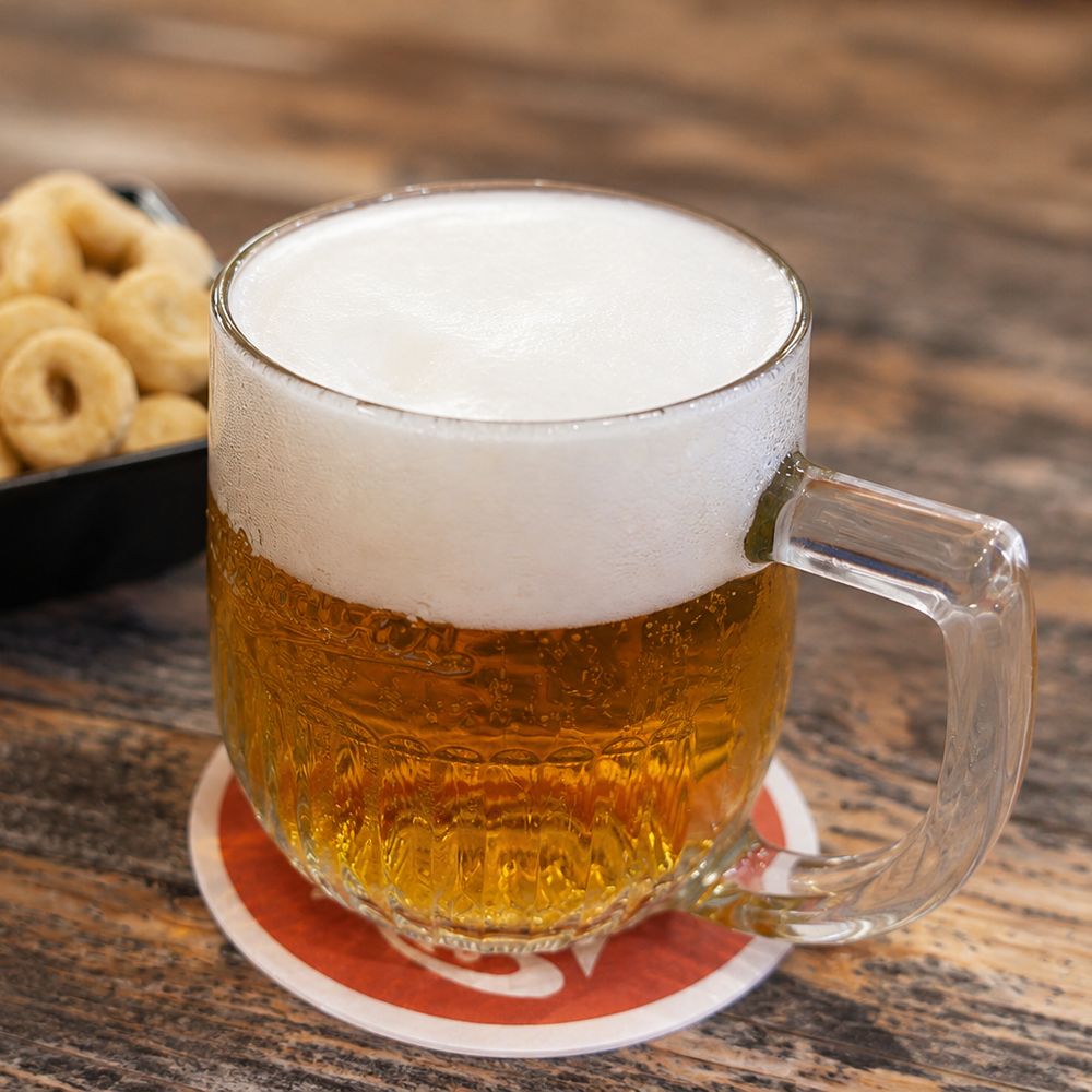 Lo stesso boccale di birra dopo il miglioramento: sfondo pulito