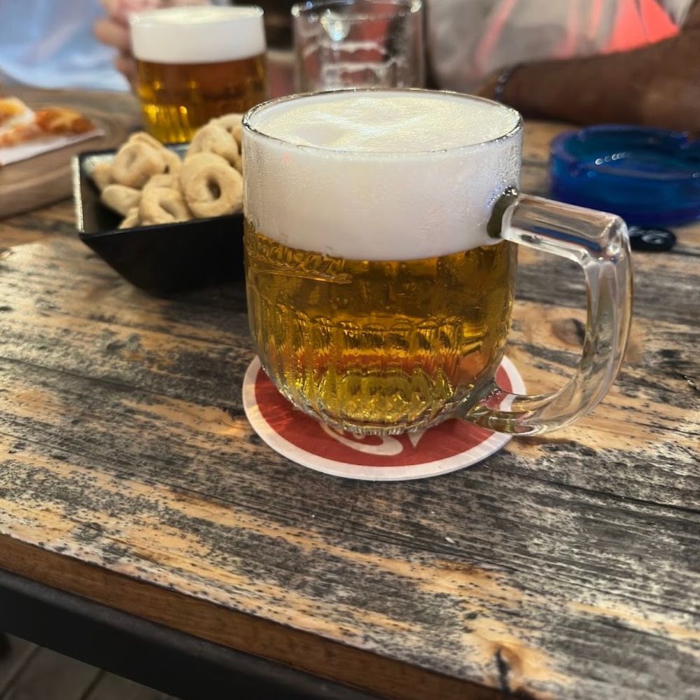 Boccale di birra bionda fotografato al tavolo del bar