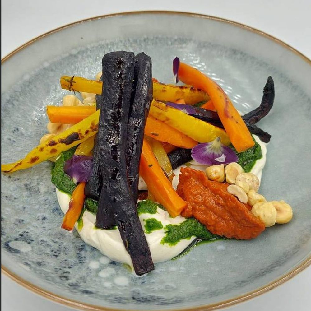 Piatto gourmet di verdure fotografato al tavolo