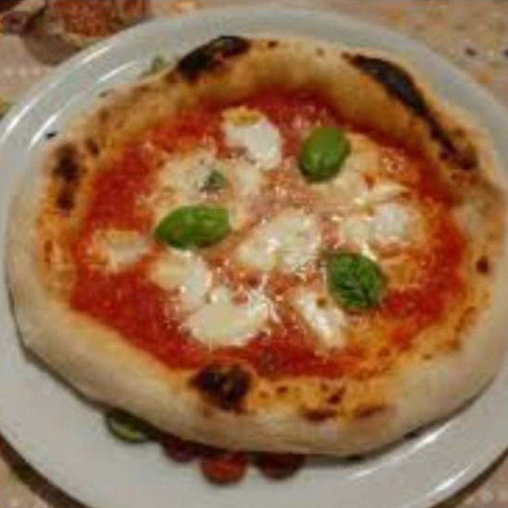 Pizza margherita fotografata col telefono